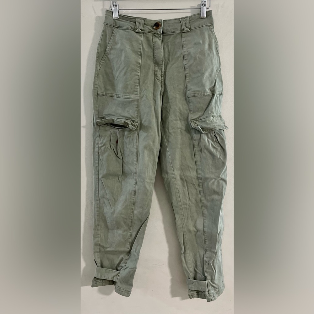 H&M Green Cargo Pants in Women’s Size 2.